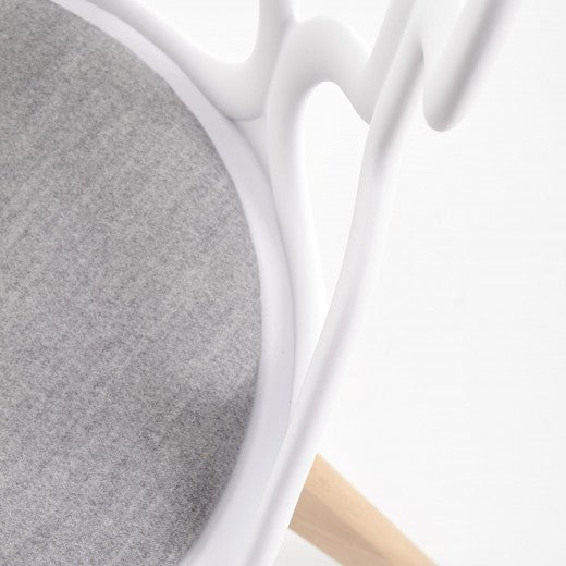 Chaise en plastique, avec assise rembourrée avec tissu et pieds en bois K308 Blanc / Gris / Naturel, l43xA50xH80 cm