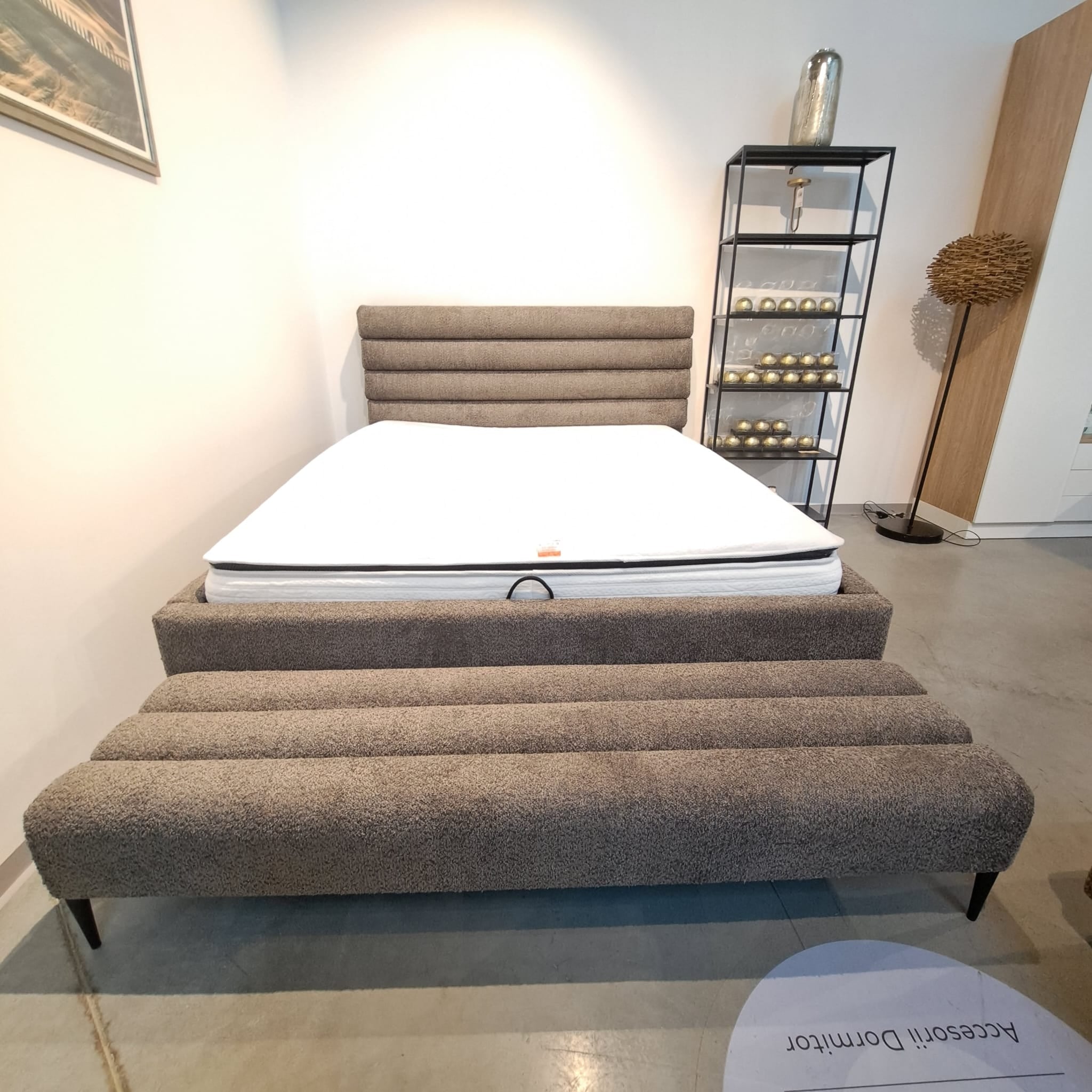 Banquette rembourrée avec pieds en tissu et métal, Piombino Marron / Noir, l174xL47xH37 cm