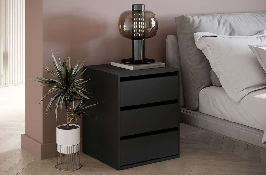 Table de chevet en bois clair avec 3 tiroirs Idea 13, Noir mat, L50xl47xH60 cm