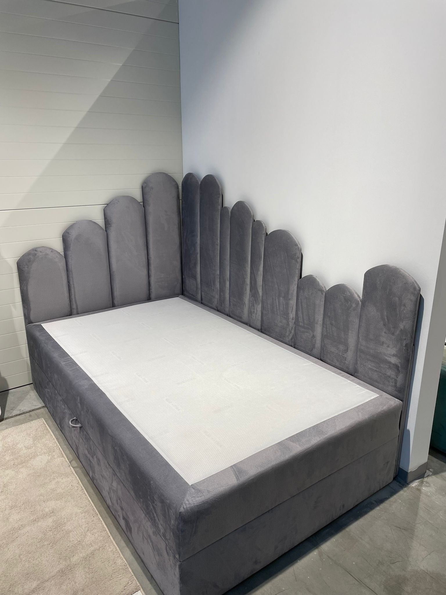 Lit pliant / canapé avec coffre de rangement, recouvert de tissu Bumps, Droite, Gris