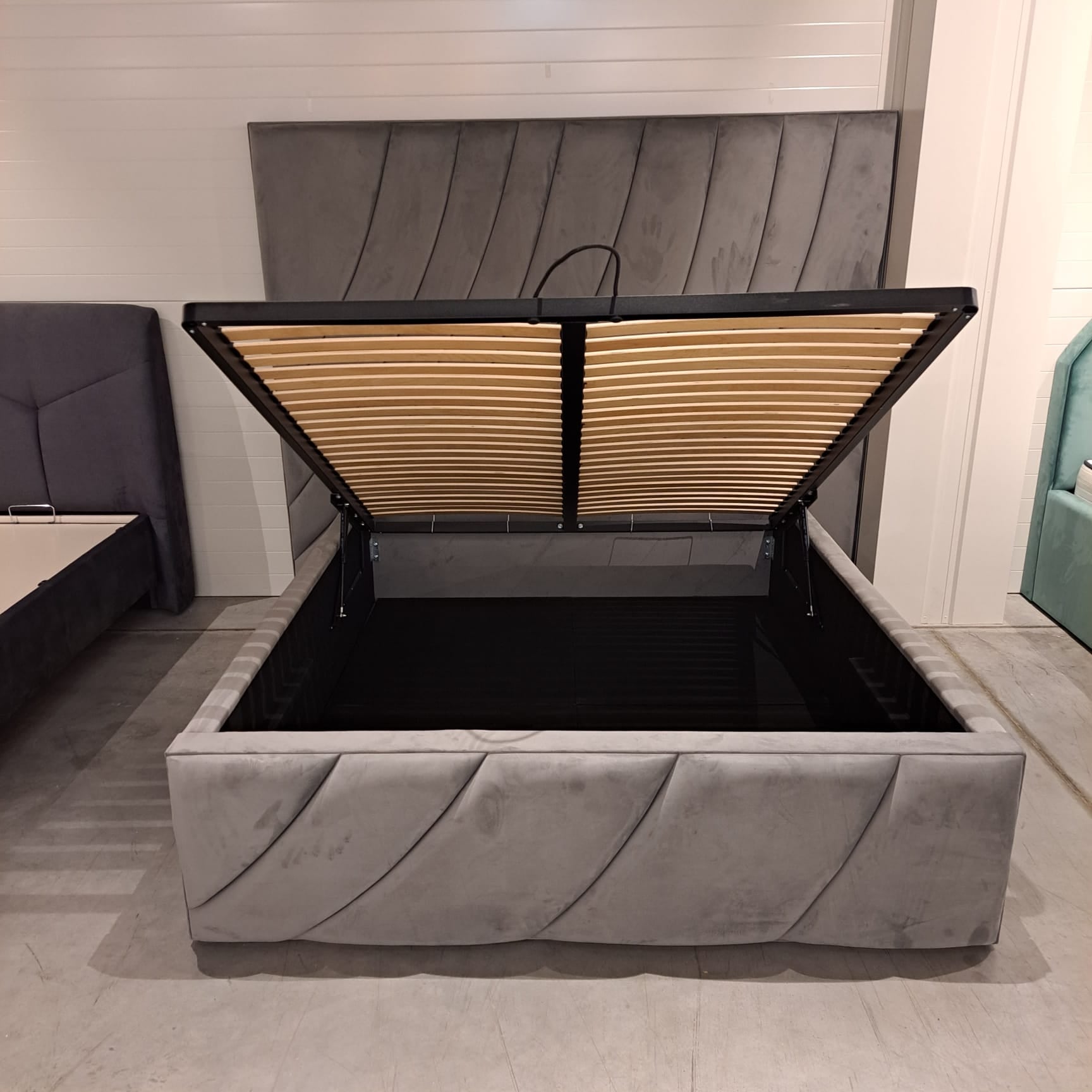 Lit rembourré en tissu, Cadre de lit pliant avec espace de rangement, Belleza Gris