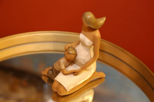 Décoration femme et garçon en résine naturelle, l8xA7xH11,5 cm
