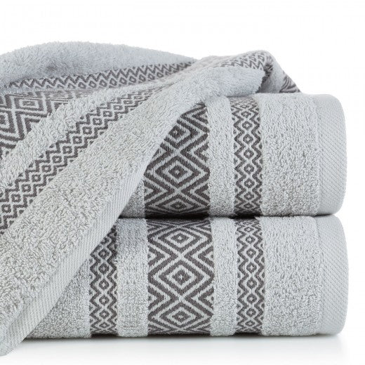 Drap de bain en coton Moby gris clair, 50 x 90 cm